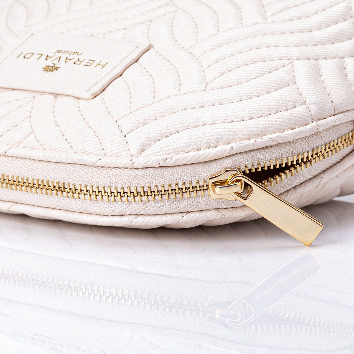 THE SIGNATURE POUCH